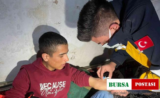 Sağlık ekipleri yolu kapanan köyde kolunu inciten çocuk için seferber oldu