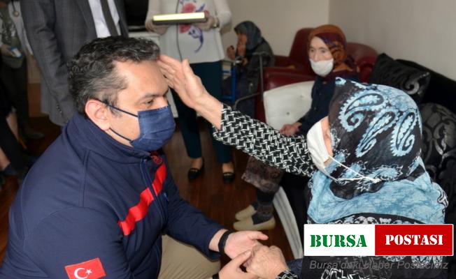 Sağlıkçılardan Maide Bolel Huzurevine ziyaret