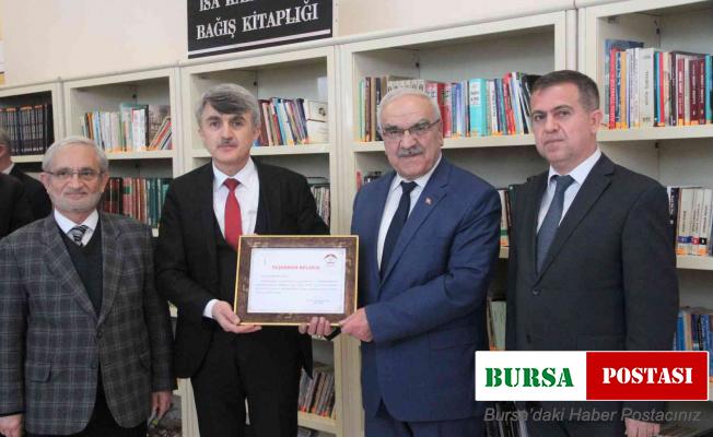 Şair İsa Kahraman DPÜ’ye bin 91 kitap bağışladı