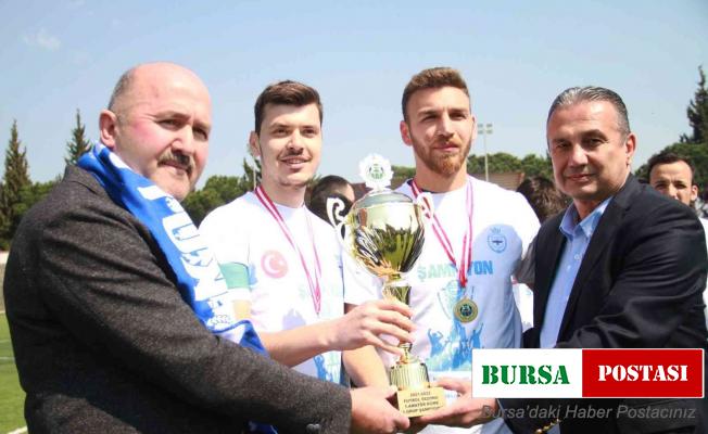 Şampiyon Kuyucakspor’a kupasını Başkan Ertürk verdi