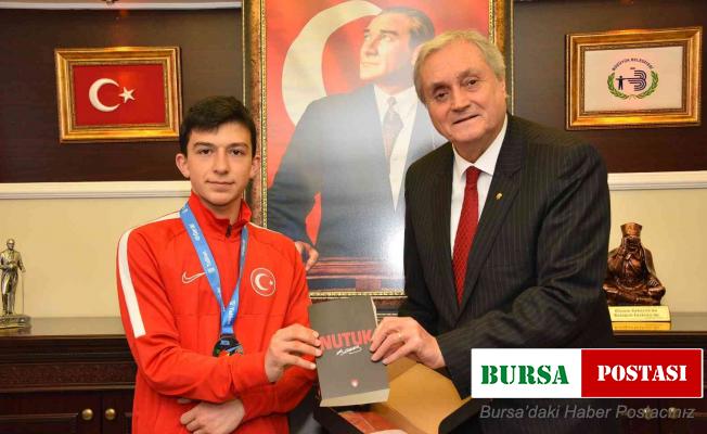 Şampiyon Taekwondocu Alper Tuncay’ı ödüllendirdi