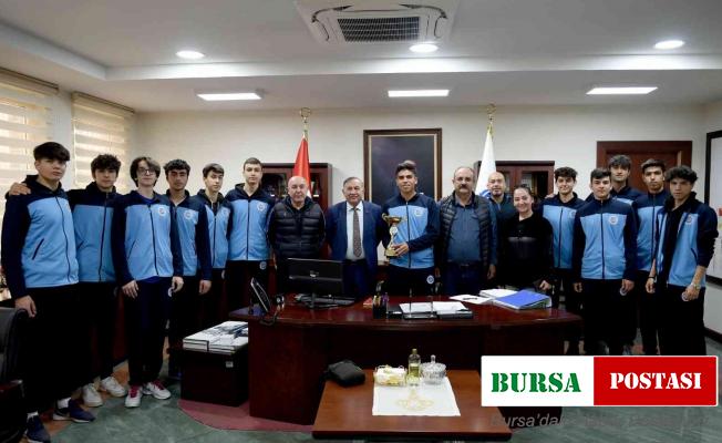 Şampiyonluk kupasını Başkan Akay’a armağan ettiler