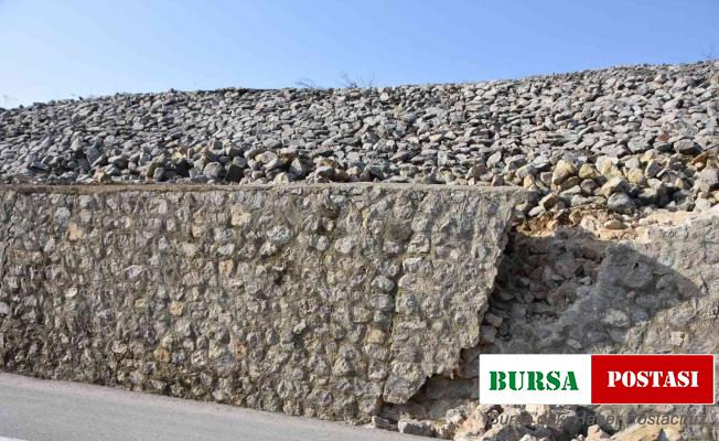 Samsun-Sinop karayolunda istinat duvarı yıkıldı