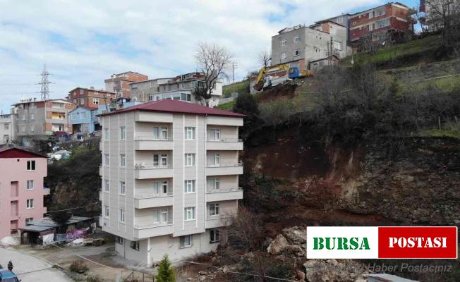 Samsun’da heyelan nedeniyle 5 katlı bina boşaltıldı
