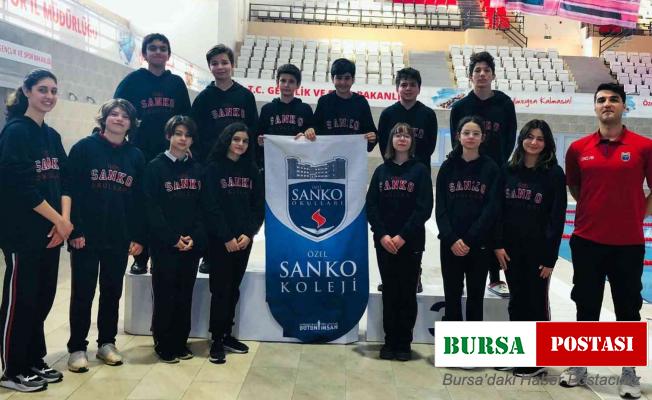SANKO Okullarının kız ve erkek yüzme takımı bölge ikincisi oldu