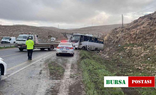 Şanlıurfa’da işçi servisi devrildi: 15 yaralı