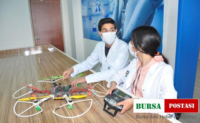 Şanlıurfa’da öğrenciler atık malzemelerden dron yaptı