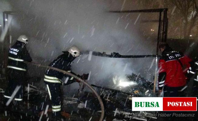 Şantiye bekçisinin kaldığı kulübe alevlere teslim oldu