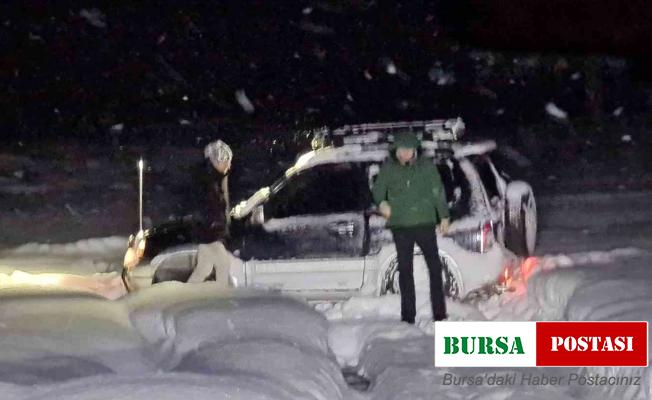 Sarıçiçek dağında mahsur kalan 2 genci KARDOFF ekibi kurtardı