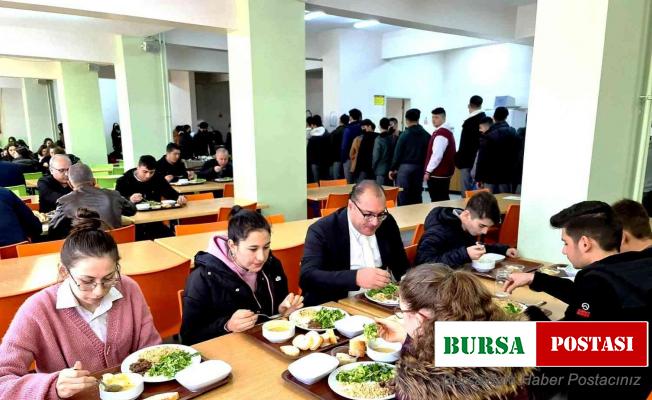 Sarıgöl Kaymakamı öğrencilerle birlikte yemek yedi