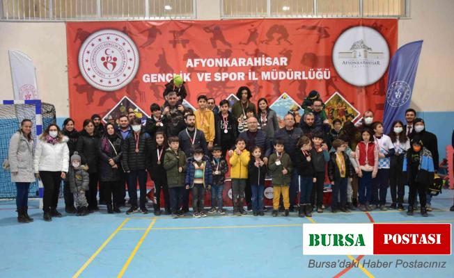 Satranç turnuvasında dereceye girenler ödüllendirildi