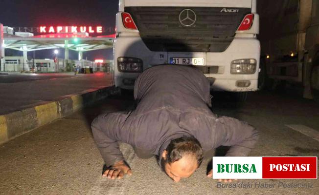 Savaş mağduru tır şoförü, Türkiye’ye gelir gelmez toprağı öptü, diz çöküp dua etti