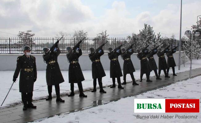 Şehitler, Erzincan’da kar yağışı altında anıldı