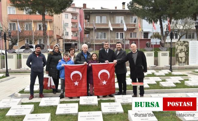 Şehitlikte taşları kardan temizleyen çocuklar: “Şehitlerimizin ismi hep okunsun, silinmesin istedik”