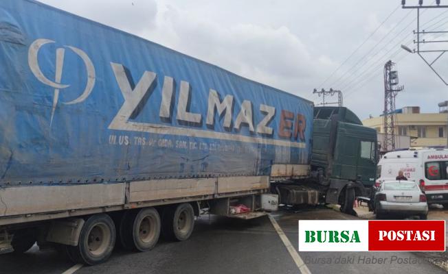 Şerit değiştiren tır otomobile çarptı: 1 yaralı