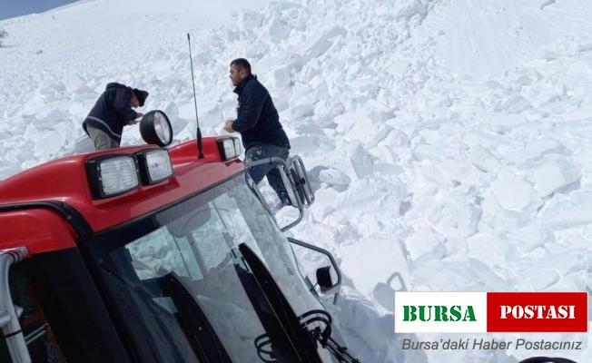 Seyir halindeki snowtrackın üzerine çığ düşme anı kameraya yansıdı