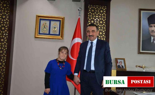 Siirt Valisi Hacıbektaşoğlu, down sendromlu Şeyma Şen ve ailesi ile görüştü