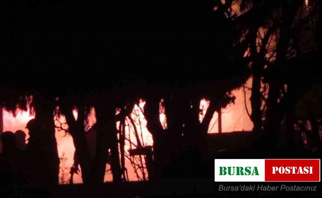 Silivri’de restoran olarak kullanılan iş yeri kül oldu