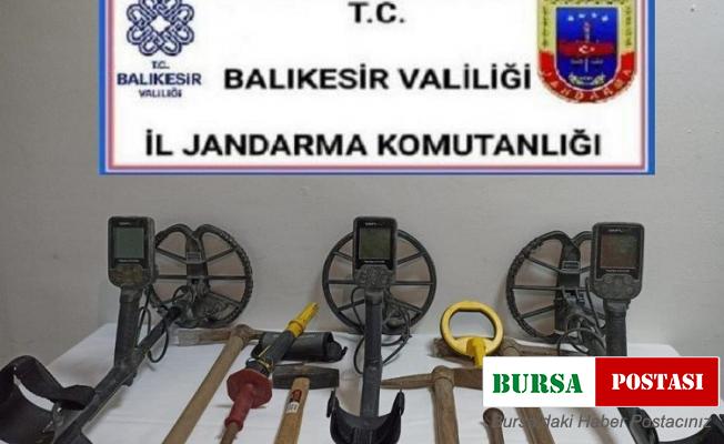 Sındırgı’da kaçak kazı yapan 3 kişi gözaltına alındı