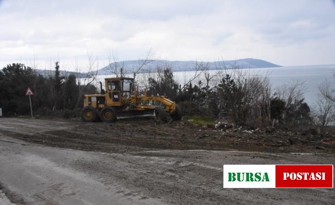 Sinop’ta heyelan nedeniyle çöken yol belediye ekiplerince onarıldı