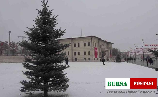 Sivas’a yaz gelmiyor, kent beyaza büründü