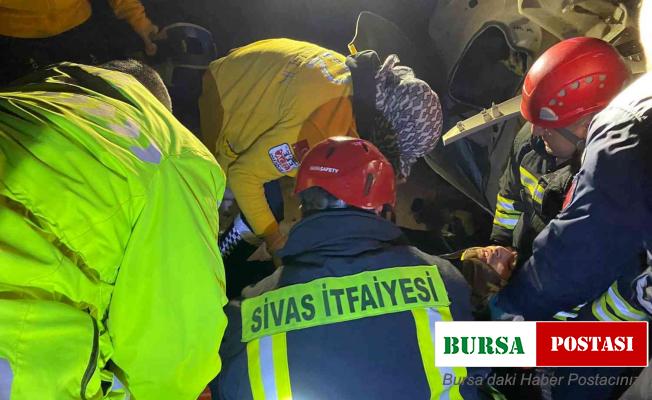 Sivas’ta otomobil devrildi, sürücüyü itfaiye kurtardı