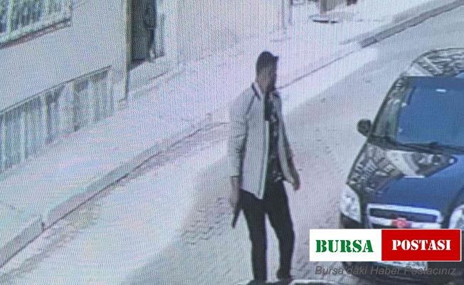 Sokak ortasında kurusıkı tabancanın dipçiğiyle 2 kardeşi darp etti, o anlar kameralara yansıdı
