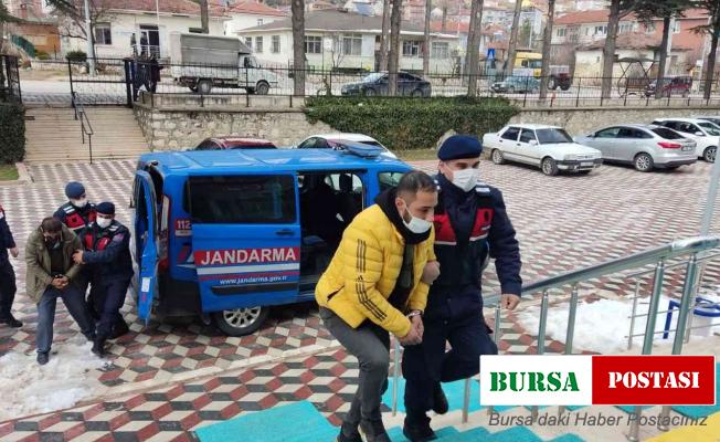 Su motorunu parçalayıp araca yüklerken suçüstü yakalandılar