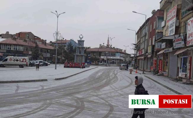 Şuhut’ta mart ayının son haftası yağan kar şaşkınlığa neden oldu