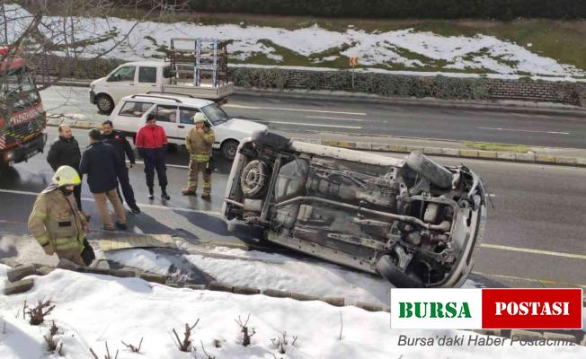 Sultangazi’de sürücüsünün direksiyon hakimiyetini kaybettiği araç yan yattı