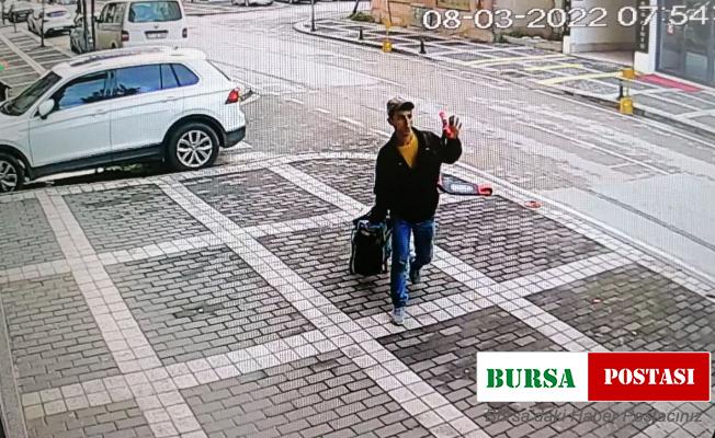 Taksi durağında araç içinde uyuyan şoförü gördü, telefonu çaldı