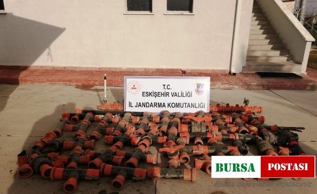 Tarladan çaldıkları boruları geri dönüşüm işletmesine satmışlar