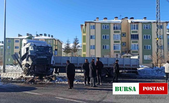 Tatvan’da tırlar çarpıştı: 1 yaralı