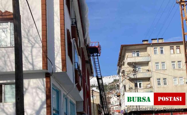 Tehlike oluşturan buz sarkıntılarını itfaiye ekipleri temizledi