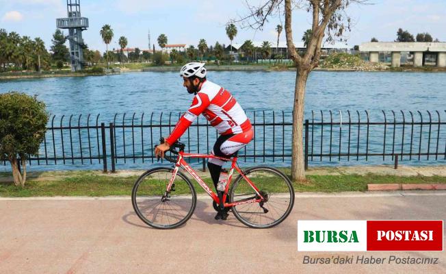 Tek bacağıyla yüzlerce kilometre bisiklet sürüyor