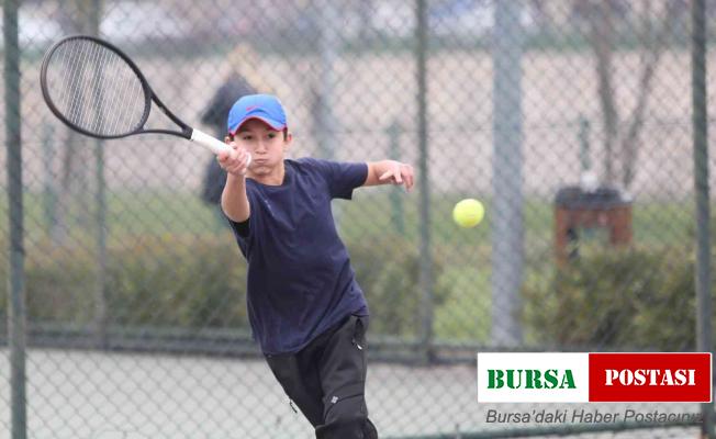 Tenis heyecanı Hüdavendigar kortlarında yaşanıyor