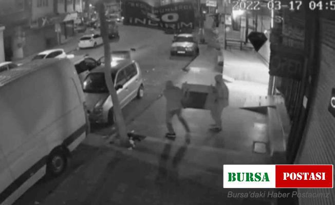 Ticari taksi ile 1 dakikada klima çalan hırsızlar güvenlik kamerasına takıldı
