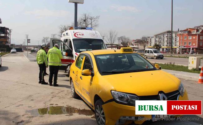 Ticari taksi kaldırıma çarptı: 1 yaralı