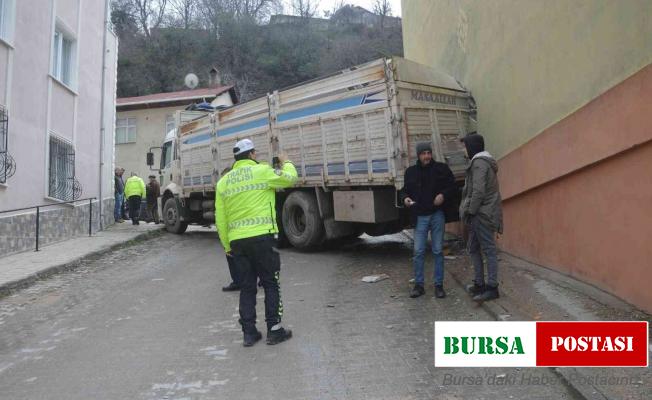 Tokat’ta geri geri kayan kamyon apartmana daldı