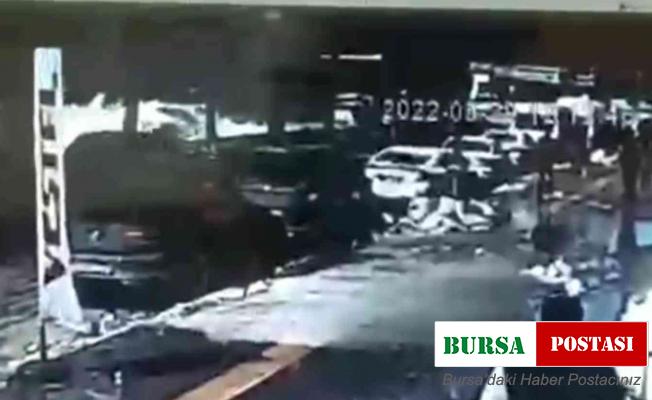 Tonlarca ağırlıktaki karın araçların üzerine düşme anı kamerada