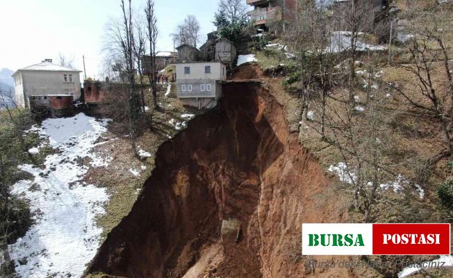 Trabzon’da kar sularının erimesi heyelanlara neden oluyor