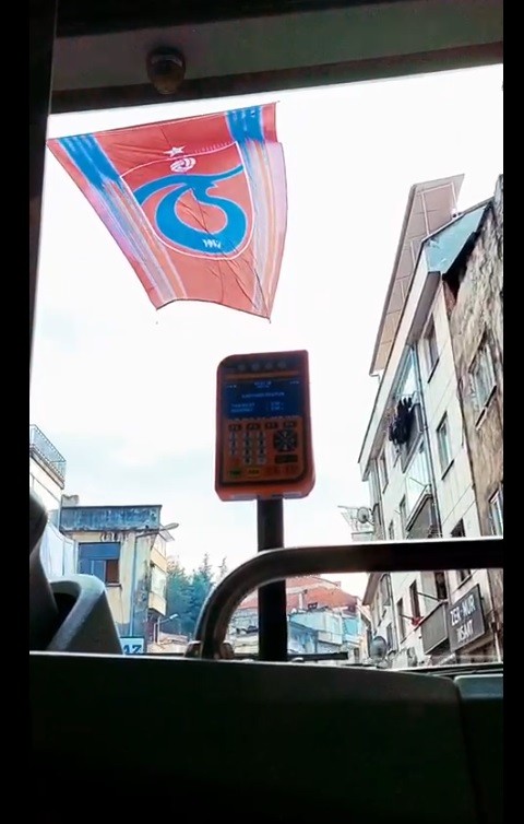 Trabzon’da otobüse binen vatandaşlar o sesi duyunca şaşırıyor