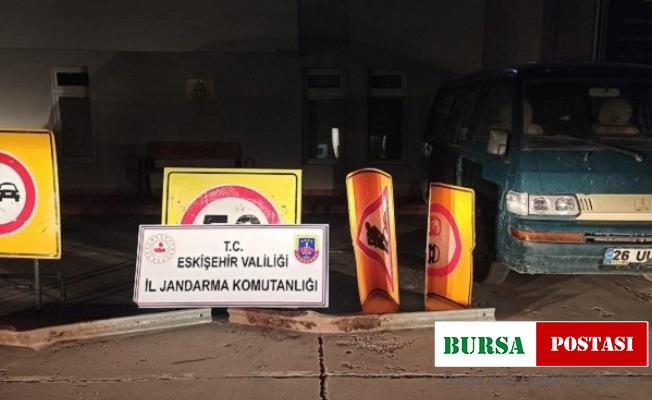 Trafik levhalarını çalmak isterken suçüstü yakalandı