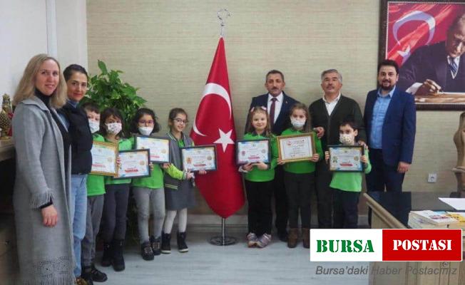 Türkiye ve dünya birincisi unvanlı öğrenciler başarılarını müdür Erdoğan ile paylaştı