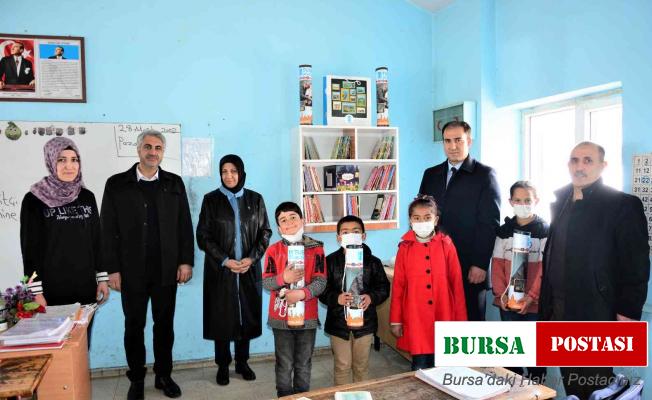 Tuşba Belediyesinden okullara kitaplık ve kitap desteği