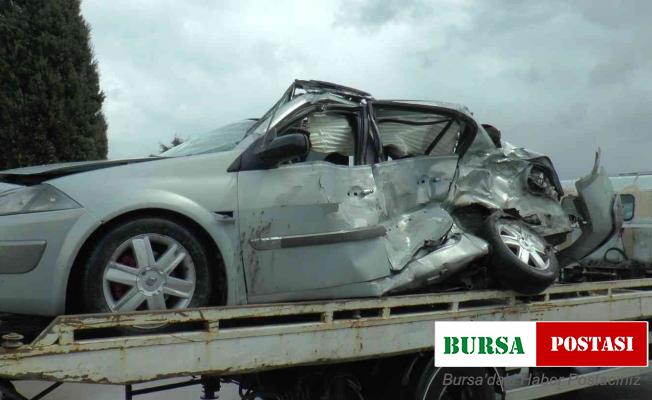 Tuzla’da ıslak zeminde kayan otomobil ile kamyon çarpıştı: 2 yaralı