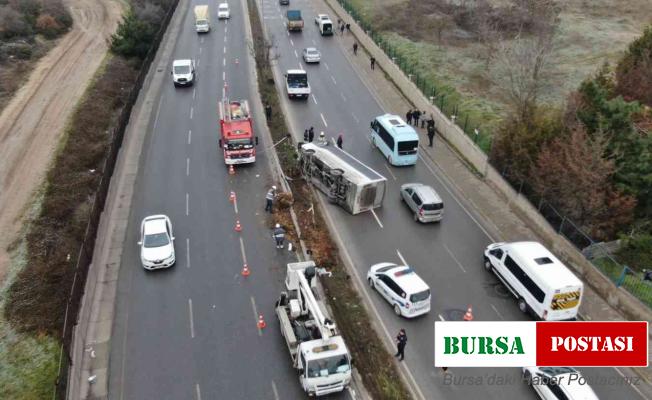 Tuzla’da midibüs refüje çıkıp yan yattı: 3 yaralı