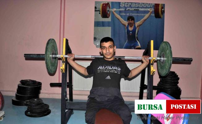 Üç haftalık antrenmanla Türkiye ikincisi olan Umut, engelini sporla aşıyor