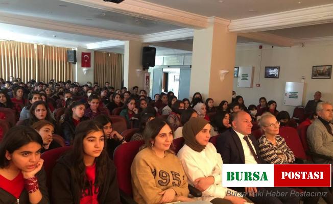 ‘Uçurum’ adlı tiyatro oyunu, öğrencilerin beğenisini kazandı