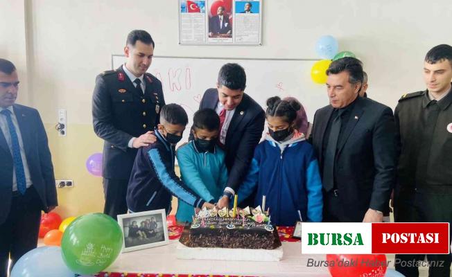 Üçüz kardeşlere sürpriz doğum günü